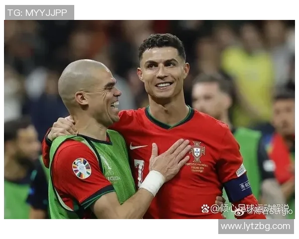 足球明星激情扔球衣瞬间引发球迷热议视频背后的故事与情感